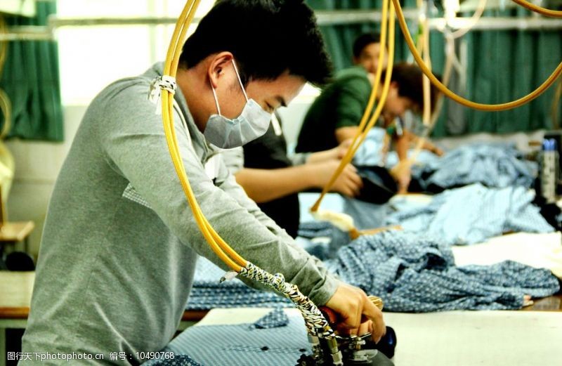 带动加热板向挂环处放置的衣服前端和后端接触